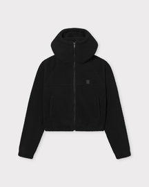Unsere Cropped-Fleecejacke Nova spendet dir Wärme und einen stylischen Look - jetzt auch in Schwarz. 