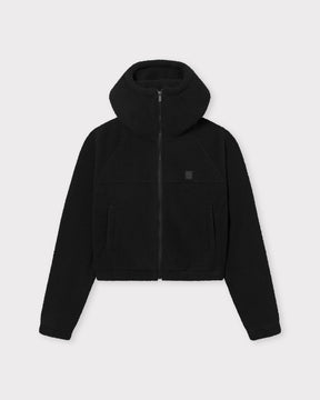 Unsere Cropped-Fleecejacke Nova spendet dir Wärme und einen stylischen Look - jetzt auch in Schwarz. 