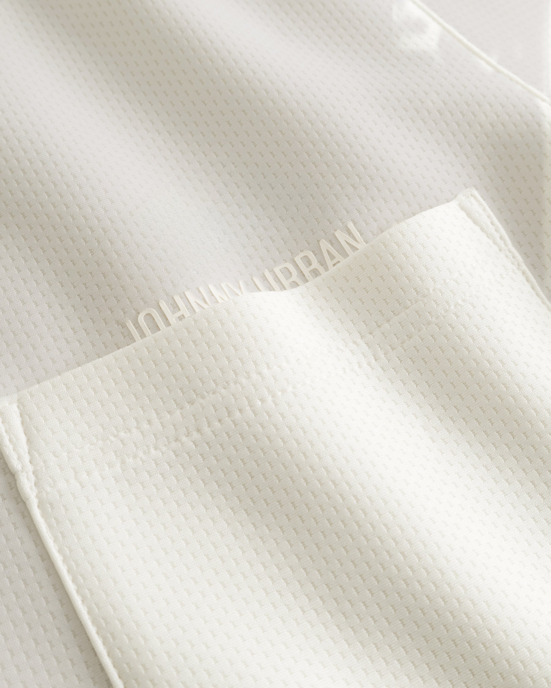 Nahaufnahme des weißen Hemds 'Parker' mit feiner Textur und aufgesetzter Tasche