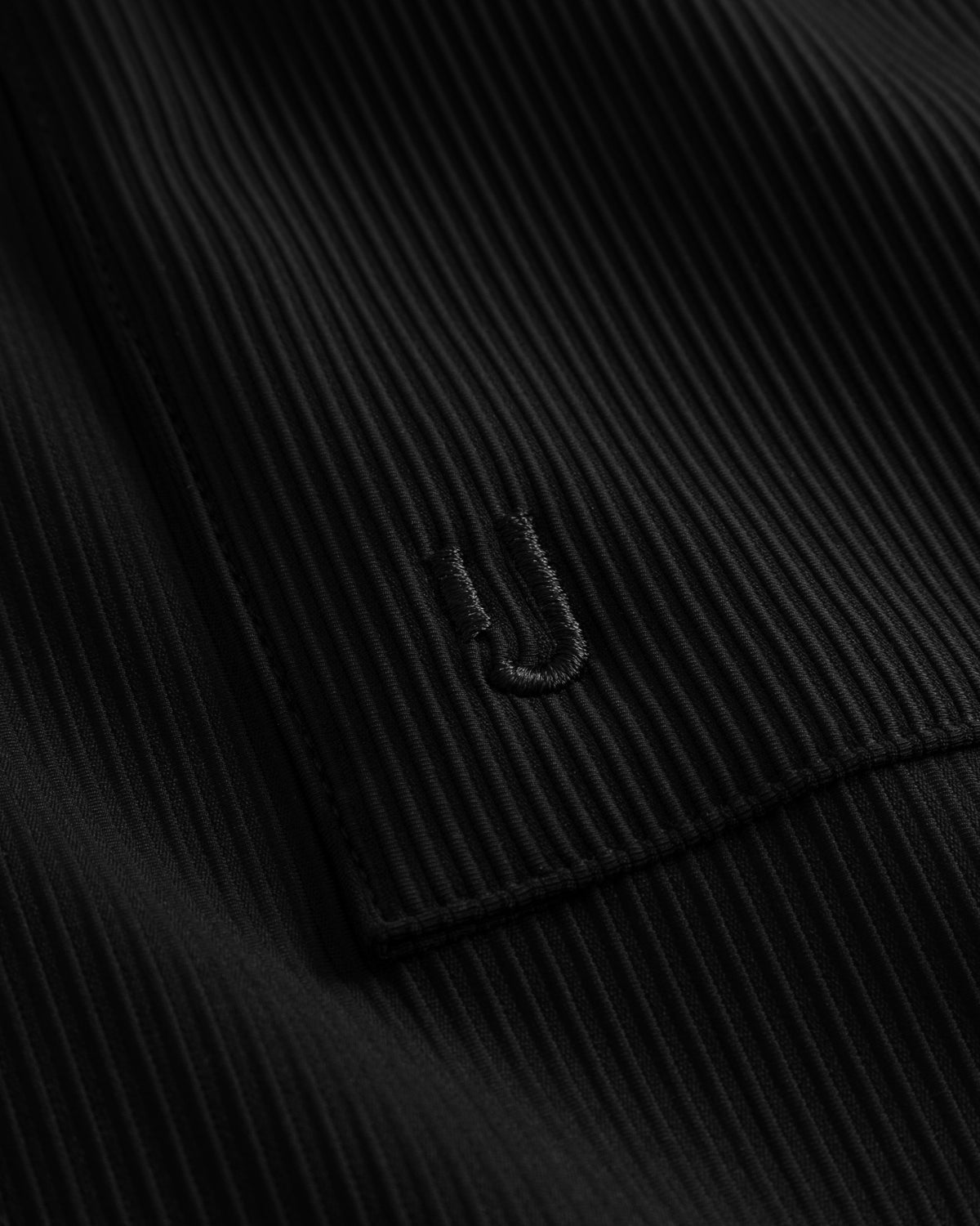 Schwarzes Rippshirt mit gesticktem 'U'-Logo aus dem Set 'Mason'
