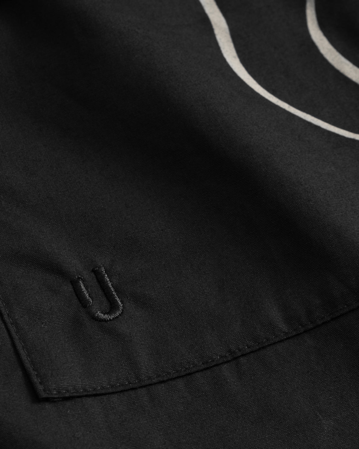 Schwarzes Detail des Johnny Urban Shirts aus der Set 'Spencer' mit eingesticktem 'U'
