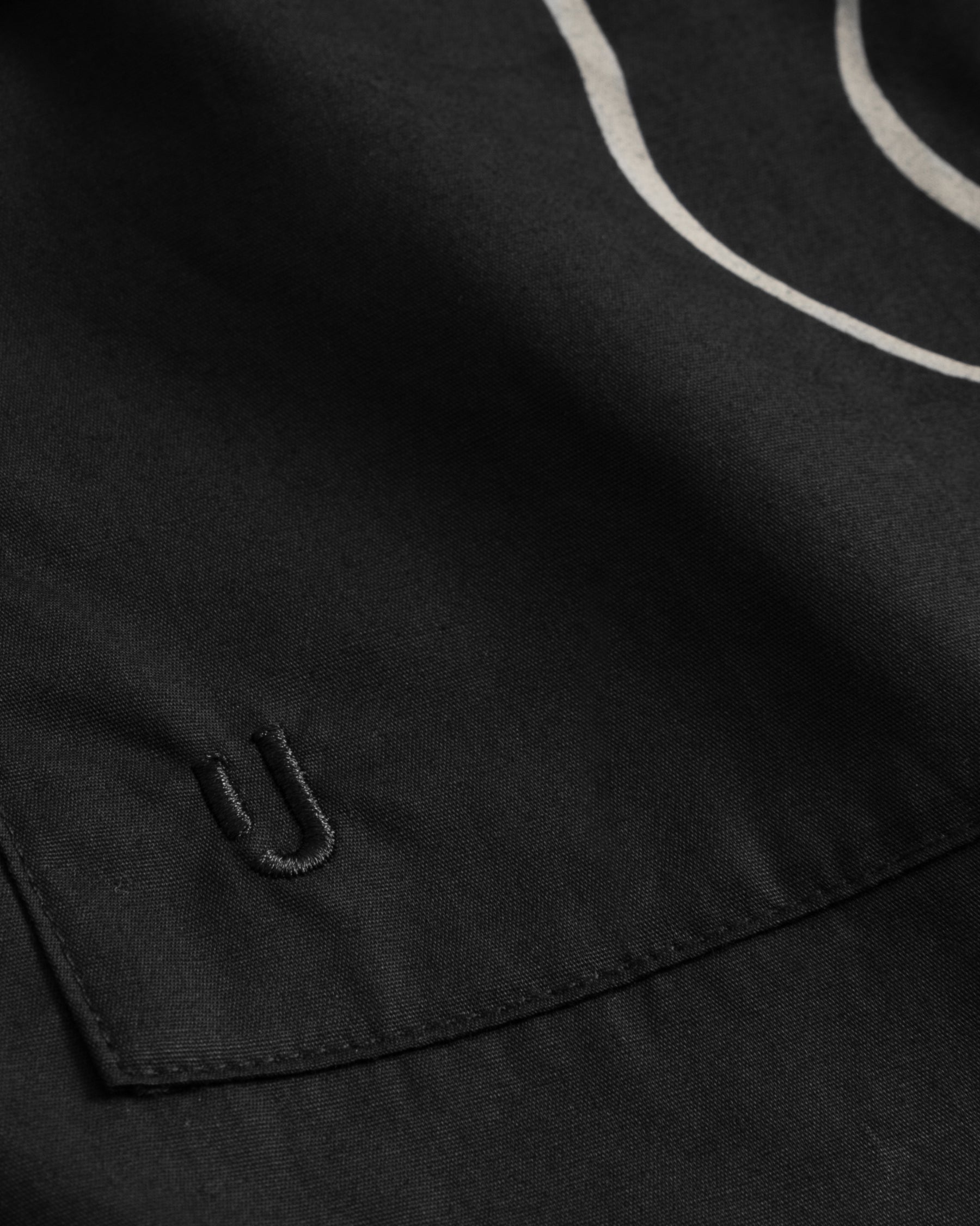 Schwarzes Detail des Johnny Urban Shirts aus der Set 'Spencer' mit eingesticktem 'U'