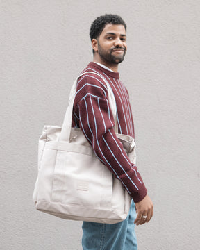 Unser männliches Model präsentiert sich hier mit der Johnny Urban Shopperbag "Kim" in beige.