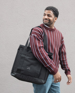 Unser männliches Model zeigt sich hier mit der Johnny Urban Shopper Bag "Kim" in schwarz. 