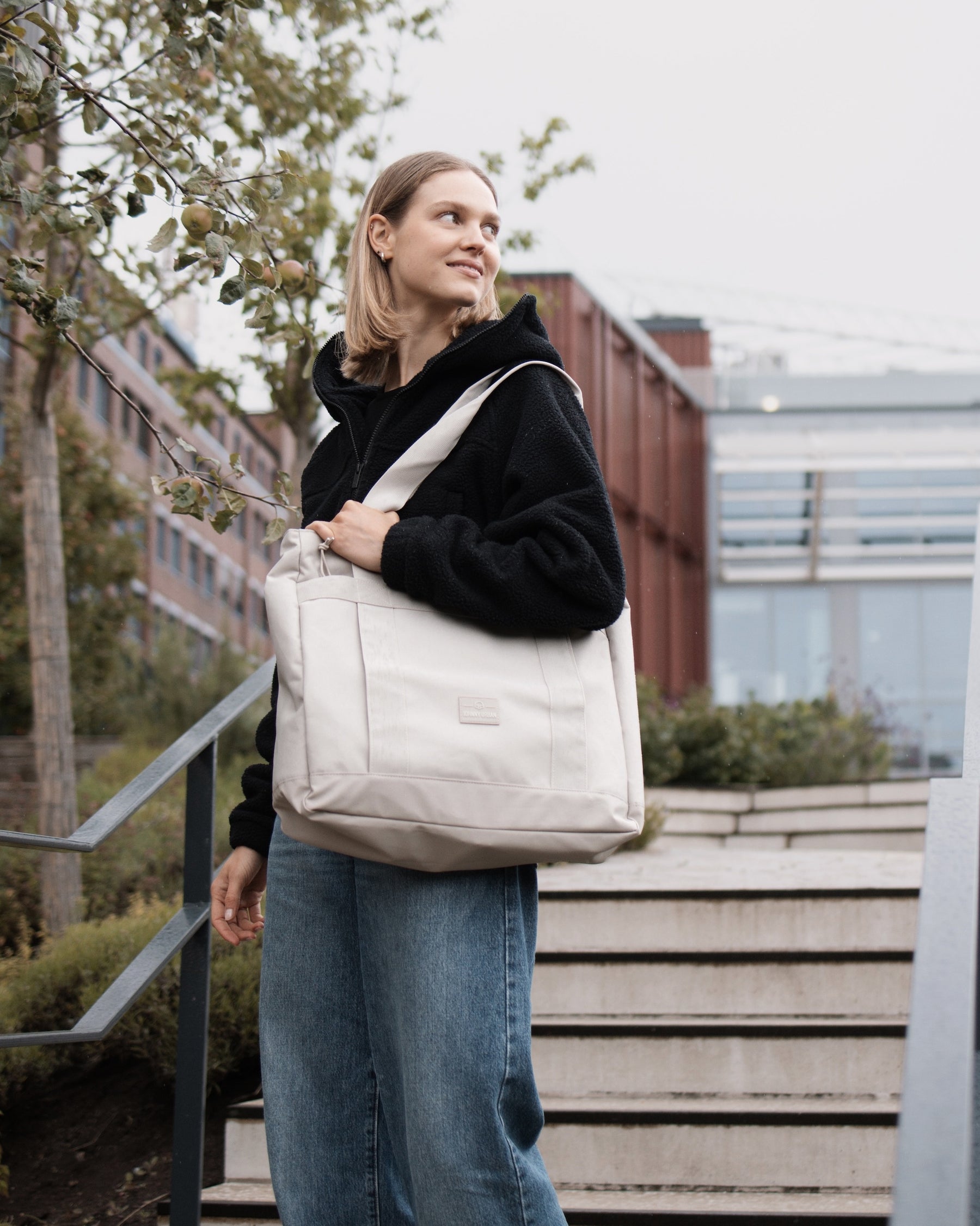 Unser weibliches Model präsentiert sich hier mit der Johnny Urban Shopperbag "Kim" in Sand. 