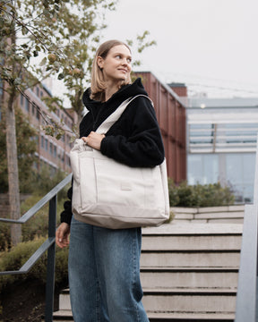 Unser weibliches Model präsentiert sich hier mit der Johnny Urban Shopperbag "Kim" in Sand. 