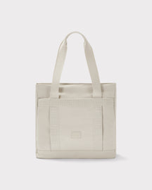 Sandfarbener Johnny Urban Shopper Bag mit zwei langen Tragegriffen und rechteckigem Logo vorne