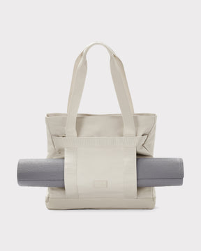 Sandfarbener Shopper 'Kim' von Johnny Urban mit außen befestigter grauer Yogamatte aus Textil