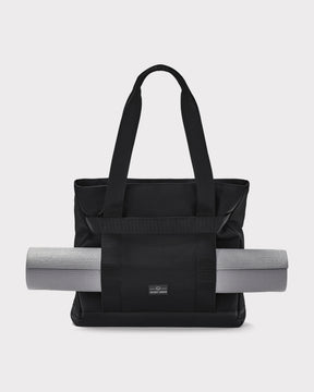 Schwarze Shopper-Tasche Kim von Johnny Urban mit dwóch langen Griffen und einer grauen Stoffrolle an der Außenseite
