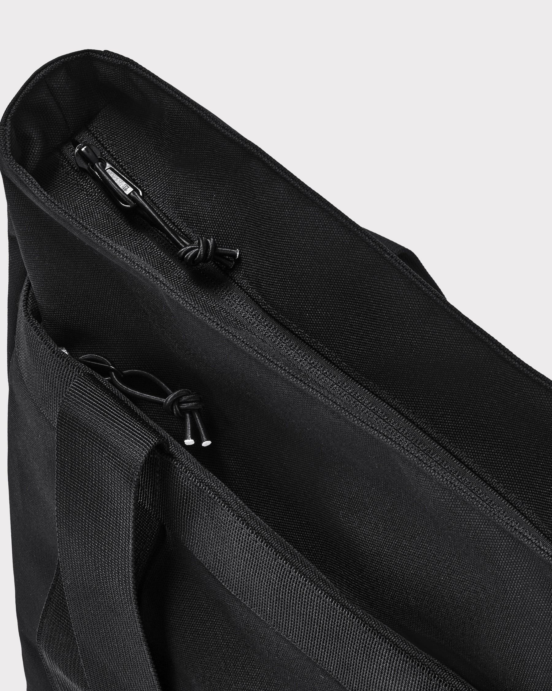 Schwarzer Shopper 'Kim' aus robustem Gewebe mit Reißverschluss und zwei Henkelriemen