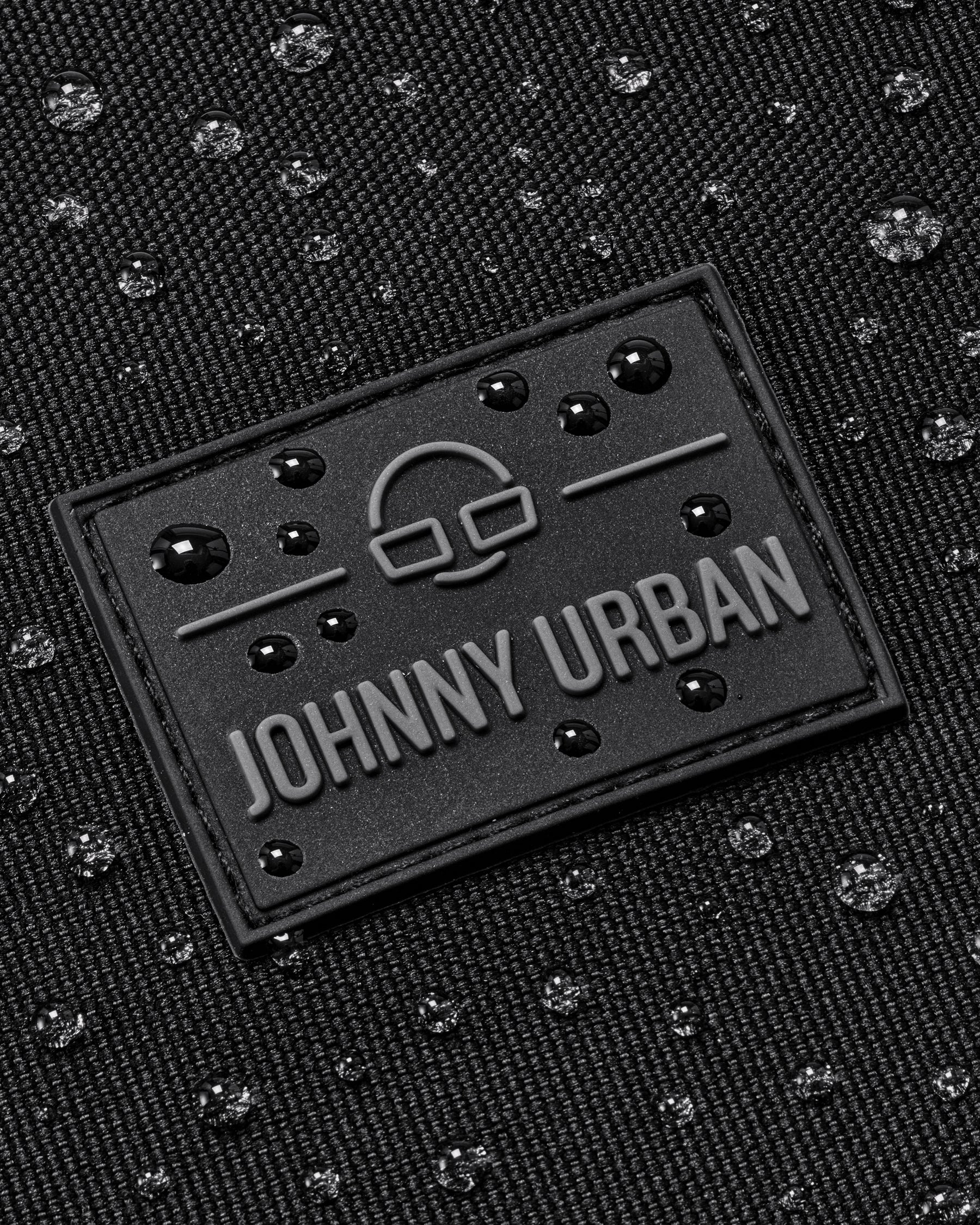 Schwarzes wasserabweisendes Gewebe mit Johnny Urban Logo und Wassertropfen