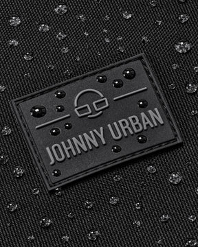 Schwarzes wasserabweisendes Gewebe mit Johnny Urban Logo und Wassertropfen