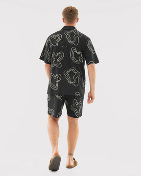 Mann von hinten mit schwarzen Shorts 'Spencer' und passendem gemustertem Hemd