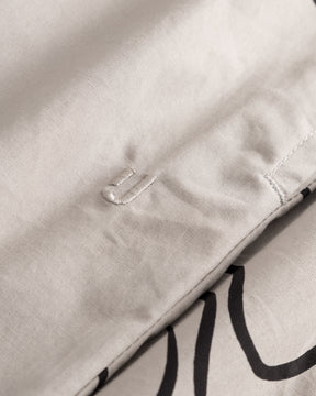 Sandfarbene Shorts 'Spencer' mit dezenter gestickter 'JU'-Initiale