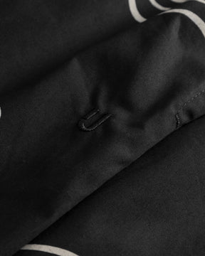 Schwarze Shorts 'Spencer' mit weißem Muster und eingesticktem 'U'-Logo