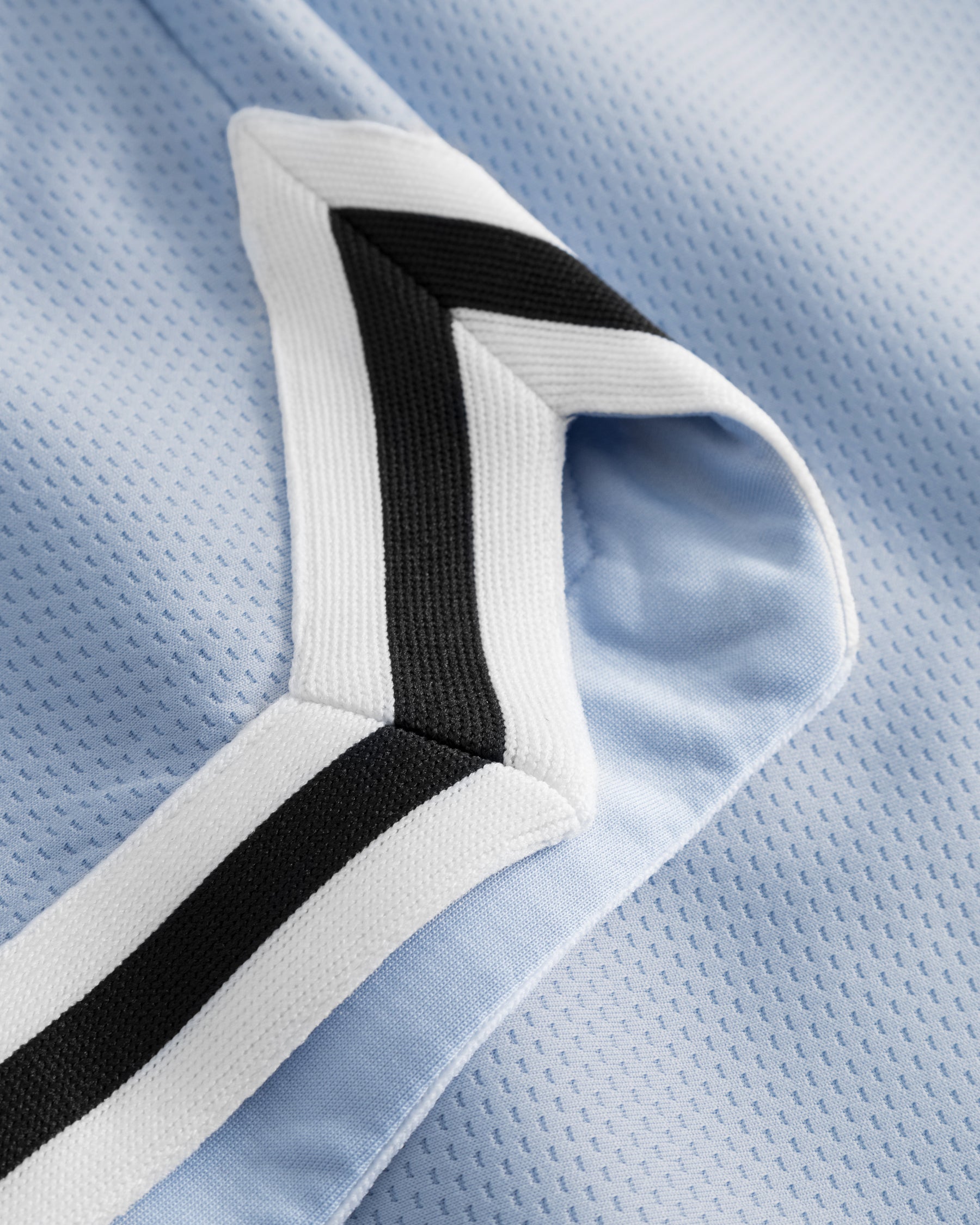 Hellblaue Shorts aus atmungsaktivem Mesh mit weiß-schwarzem elastischem Bund aus dem Set 'Parker'