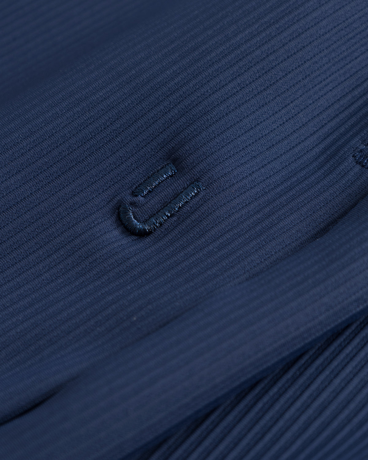 Nahaufnahme der gerippten Struktur von navyblauen Shorts 'Mason'