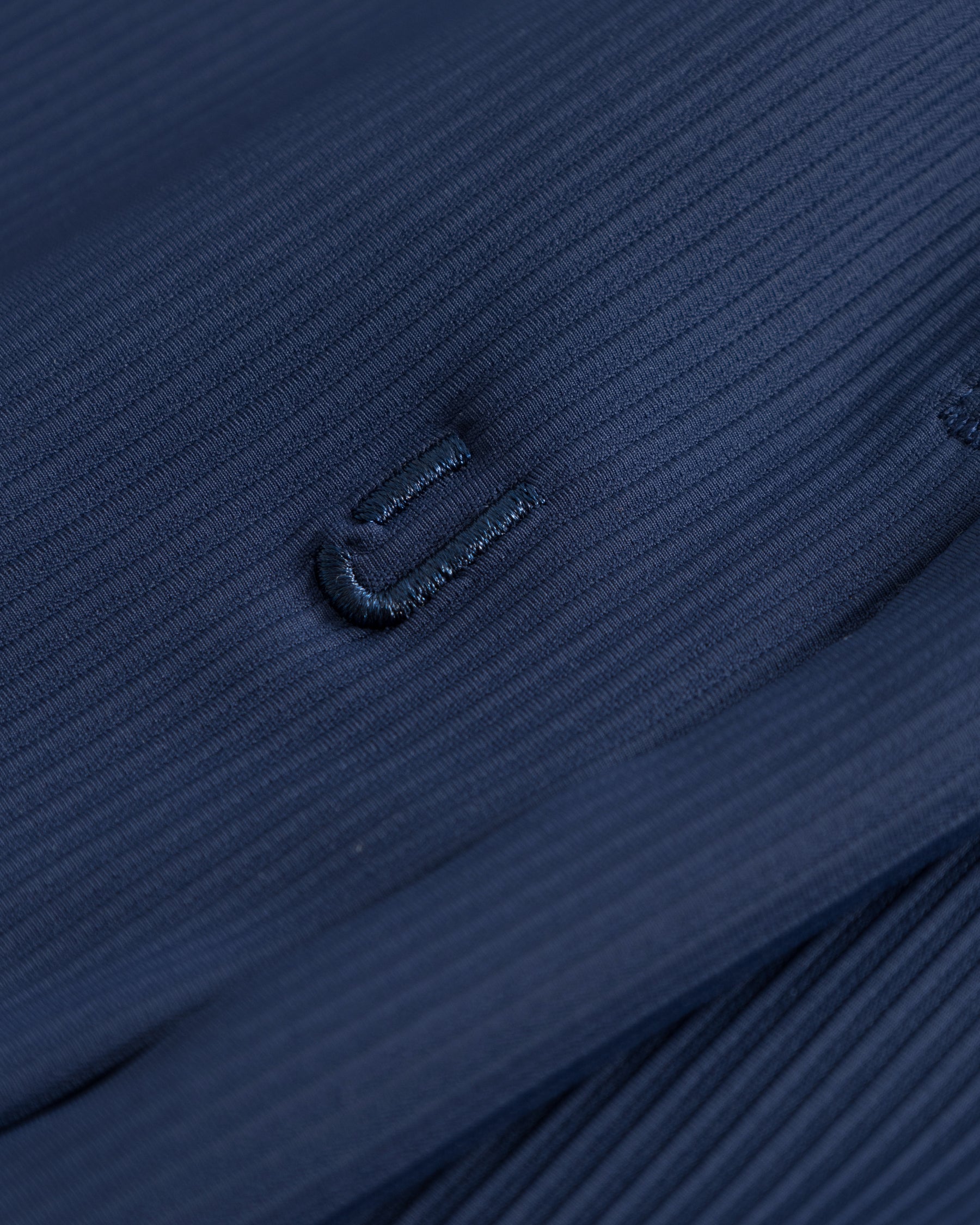 Nahaufnahme der gerippten Struktur von navyblauen Shorts 'Mason'