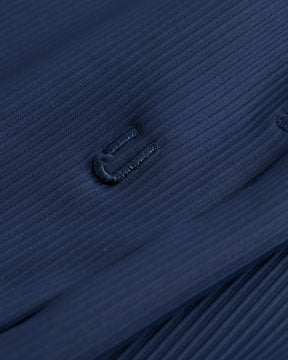 Nahaufnahme der gerippten Struktur von navyblauen Shorts 'Mason'