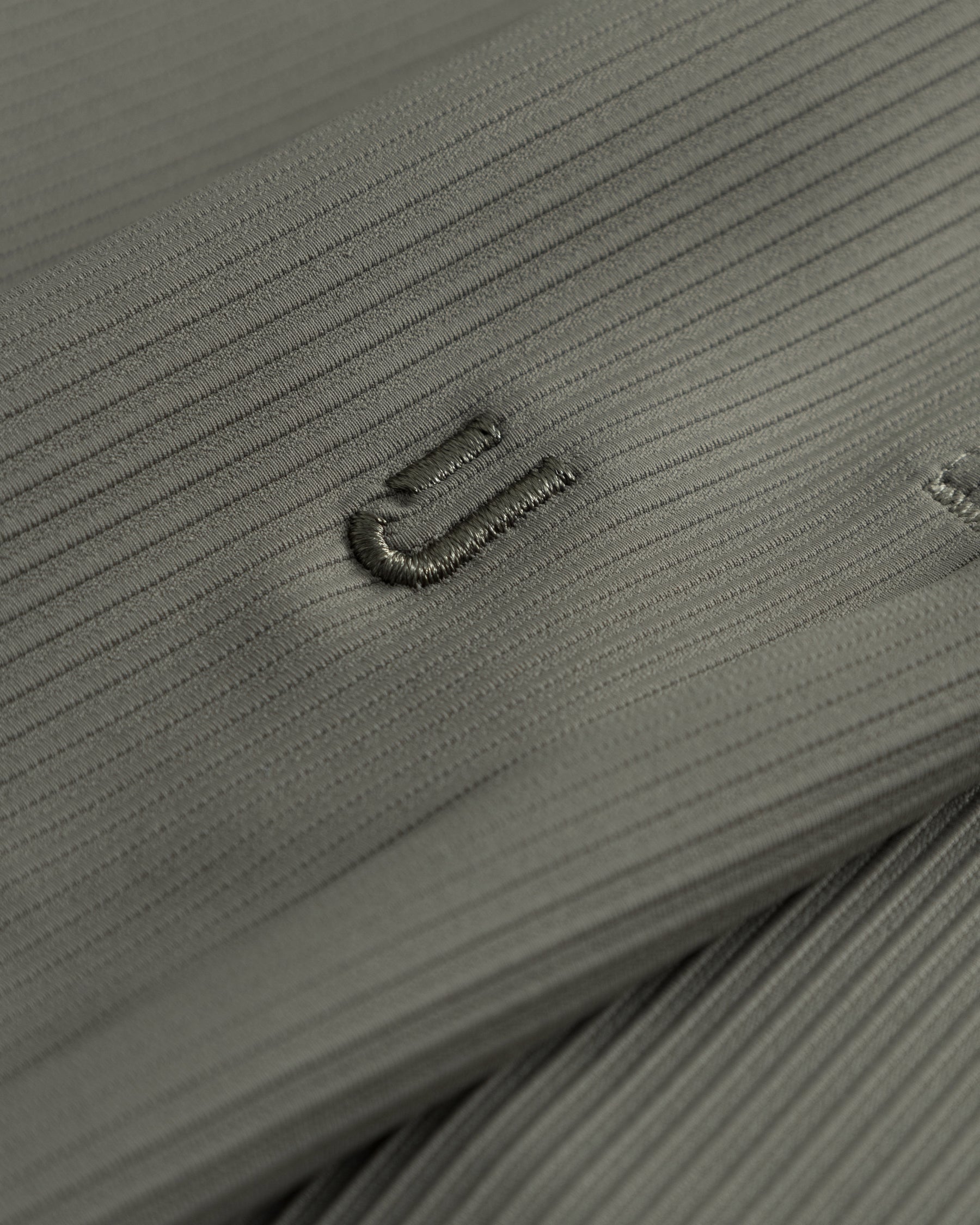 Nahe Ansicht der olivgrünen gerippten Shorts 'Mason' mit gesticktem Detail
