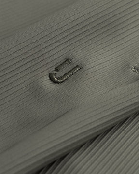 Nahe Ansicht der olivgrünen gerippten Shorts 'Mason' mit gesticktem Detail