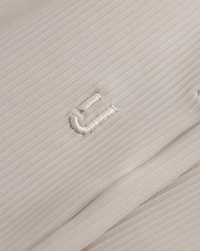 Nahe Aufnahme der sandfarbenen Stoffstruktur der Shorts 'Mason' mit feiner Rippung und gesticktem Detail