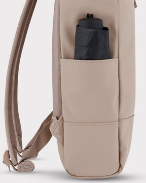 Beiger Rolltop Rucksack Harvey Medium mit schwarzem zusammengefalteten Regenschirm in Seitentasche