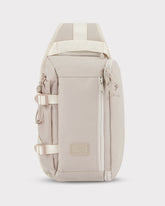 Beige Sling Bag 'Charlie' von Johnny Urban mit Reißverschlusstasche und verstellbaren Riemen