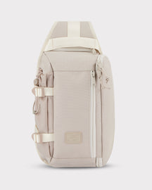 Beige Sling Bag 'Charlie' von Johnny Urban mit Reißverschlusstasche und verstellbaren Riemen