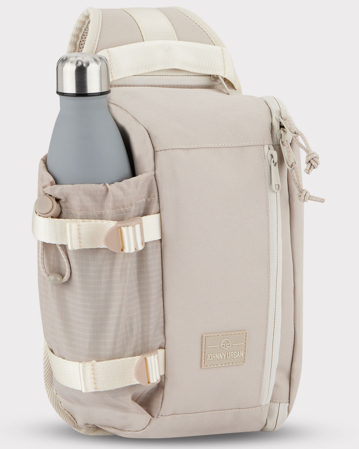 Beiger Johnny Urban Sling Bag 'Charlie' mit seitlicher Tasche und grauer Trinkflasche.