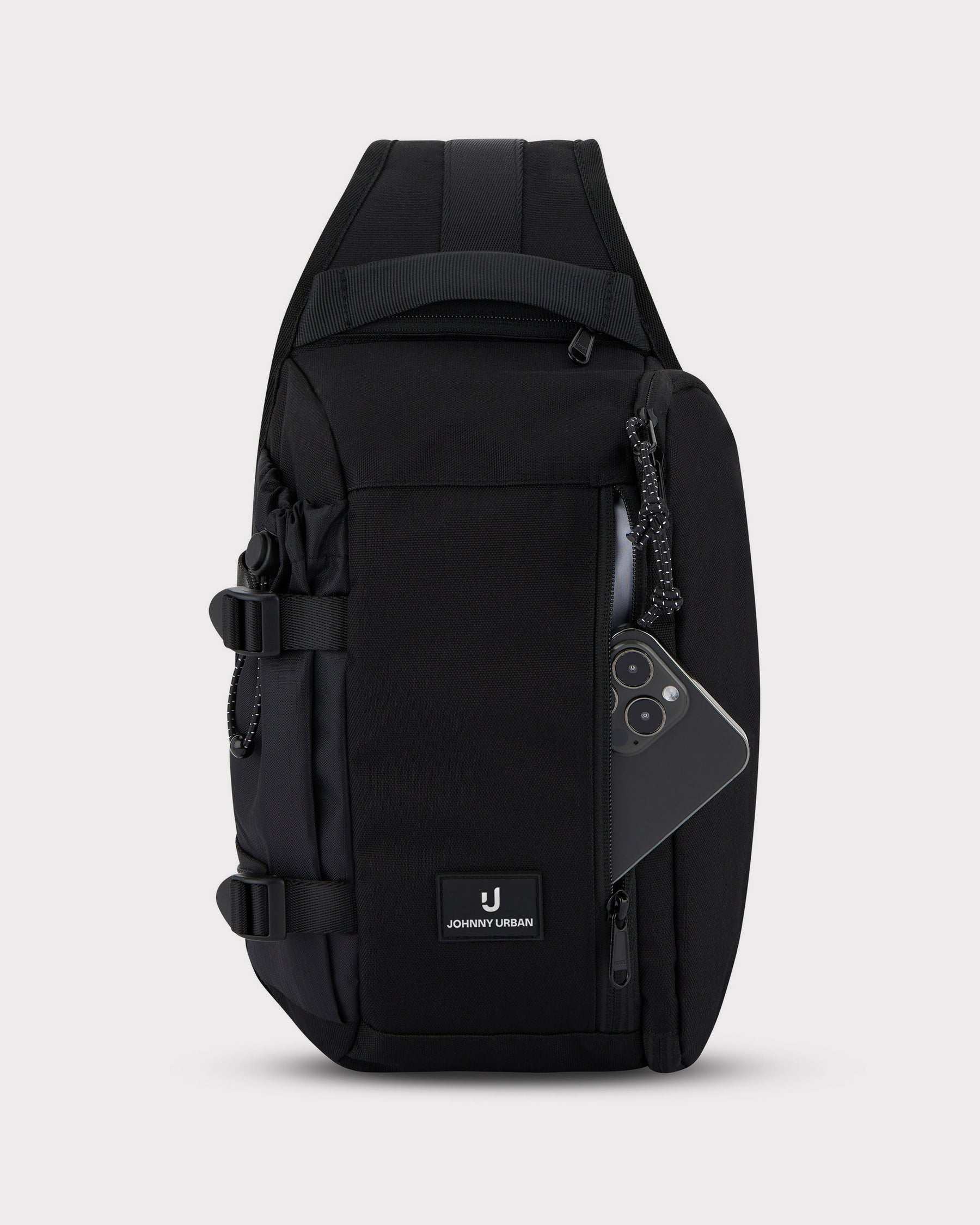 Schwarze Sling Bag 'Charlie' von Johnny Urban mit seitlicher Reißverschlusstasche und Smartphone