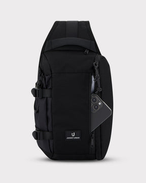 Schwarze Sling Bag 'Charlie' von Johnny Urban mit seitlicher Reißverschlusstasche und Smartphone