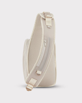 Sandfarbene Sling Bag 'Charlie' mit gepolstertem, atmungsaktivem Rückenteil und verstellbarem Gurt mit Reißverschlusstasche