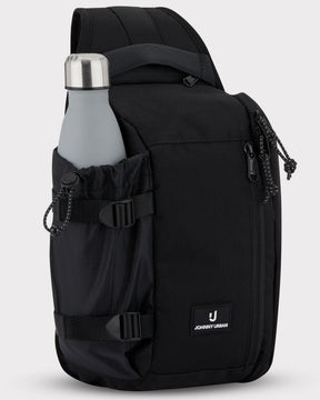 Schwarze Johnny Urban Sling Bag 'Charlie' mit seitlicher Tasche und grauer Trinkflasche