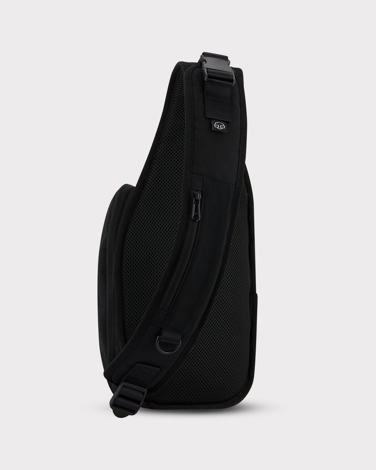 Schwarze Sling Bag 'Charlie' von Johnny Urban mit verstellbarem Gurt und Reißverschlussfach an der Rückseite