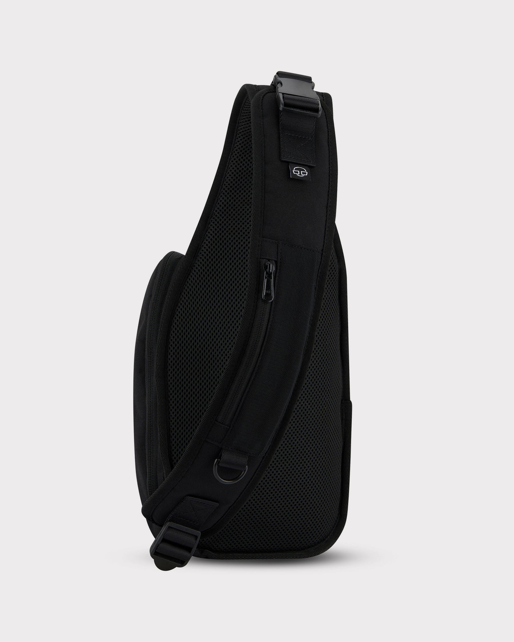 Schwarze Sling Bag 'Charlie' von Johnny Urban mit verstellbarem Gurt und Reißverschlussfach an der Rückseite