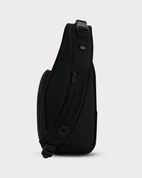 Schwarze Sling Bag 'Charlie' von Johnny Urban mit verstellbarem Gurt und Reißverschlussfach an der Rückseite
