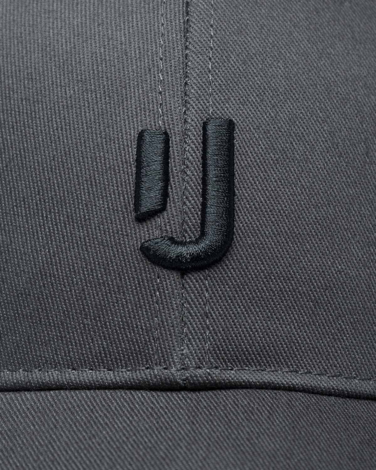 Anthrazit-schwarze Snapback Cap "Jason" mit besticktem schwarzem 'J'-Logo vorne