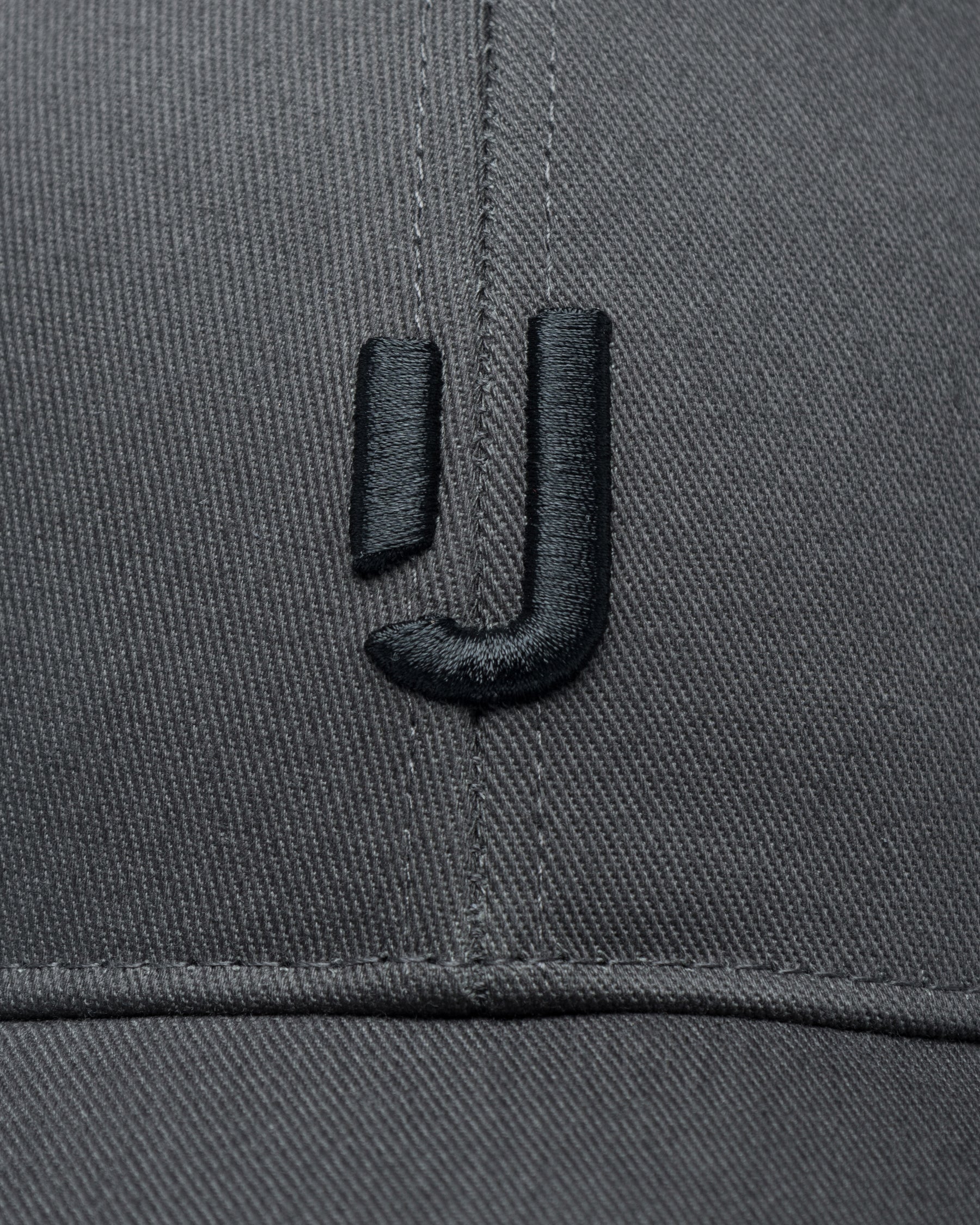 Anthrazit-schwarze Snapback Cap "Jason" mit besticktem schwarzem 'J'-Logo vorne