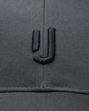 Anthrazit-schwarze Snapback Cap "Jason" mit besticktem schwarzem 'J'-Logo vorne