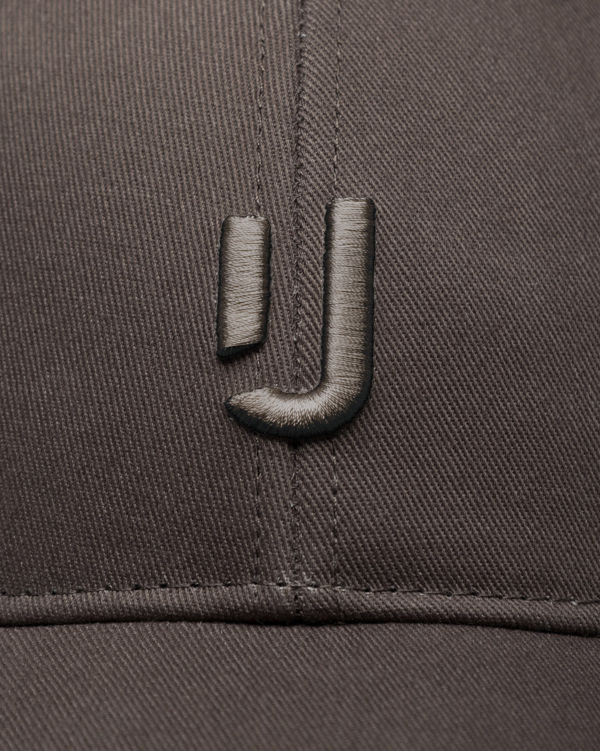 Dunkelgraue Snapback Cap 'Jason' aus Baumwolle mit schwarzem gesticktem Logo