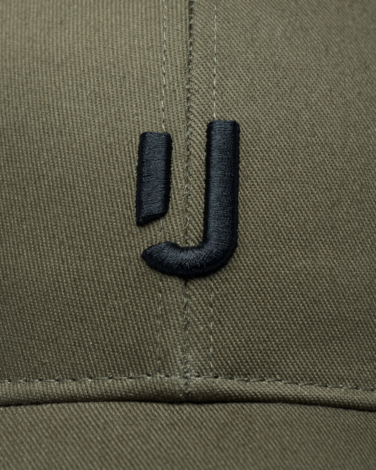 Olivefarbene Baumwoll-Snapback-Cap mit schwarzem gesticktem 'J'