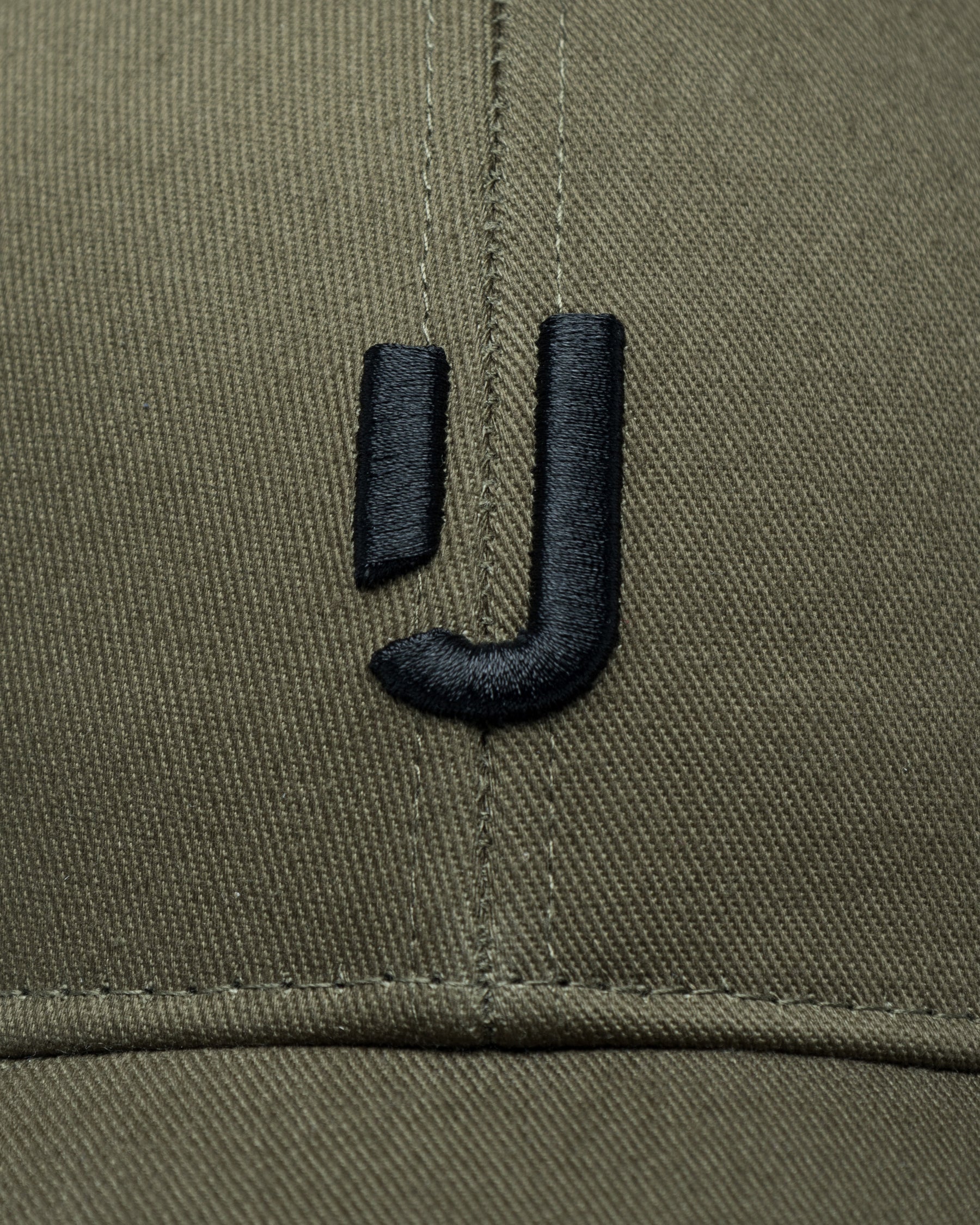 Olivefarbene Baumwoll-Snapback-Cap mit schwarzem gesticktem 'J'