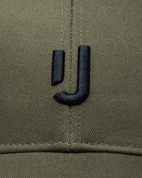 Olivefarbene Baumwoll-Snapback-Cap mit schwarzem gesticktem 'J'
