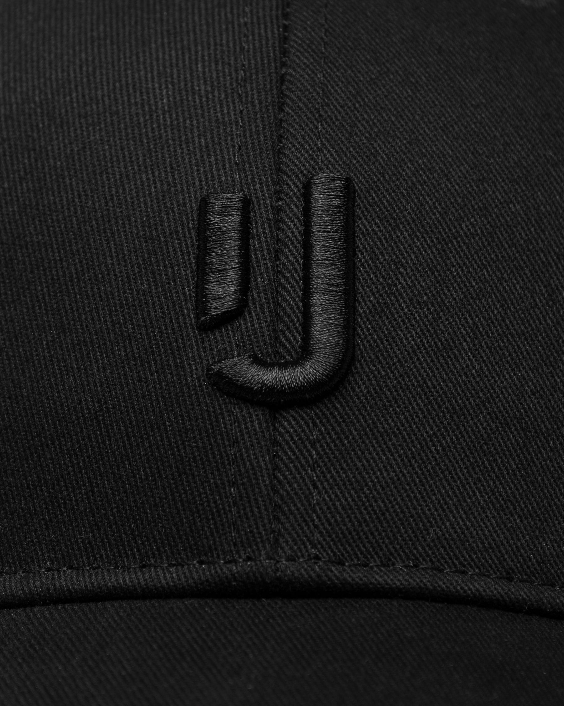 Schwarze Baumwoll-Snapback-Cap 'Jason' mit tonalem, gesticktem 'J' auf der Vorderseite