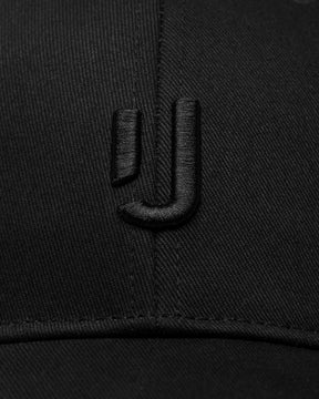 Schwarze Baumwoll-Snapback-Cap 'Jason' mit tonalem, gesticktem 'J' auf der Vorderseite