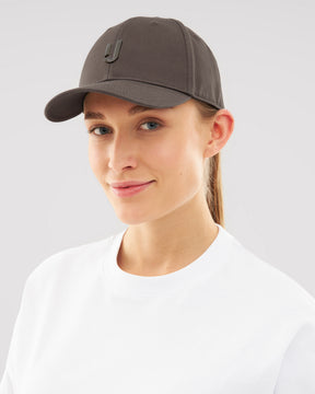 Frau trägt graue Snapback-Cap 'Jason' von Johnny Urban mit 3D-Logo vorne