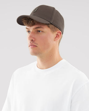 Mann trägt graue Johnny Urban Snapback-Cap 'Jason' und weißes T-Shirt, Blick nach links