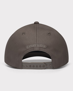Rückansicht der olivgrauen Snapback Cap 'Jason' mit verstellbarem Verschluss und eingesticktem 'Johnny Urban' Schriftzug