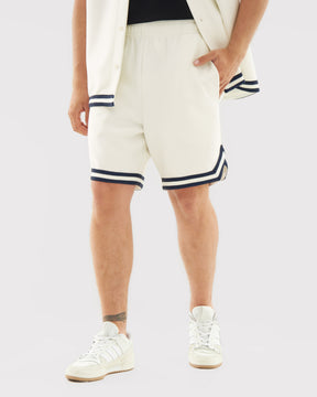 Locker sitzende cremefarbene Shorts mit elastischem Bund und dunklen Seiten- und Saumstreifen aus dem Set 'Parker'